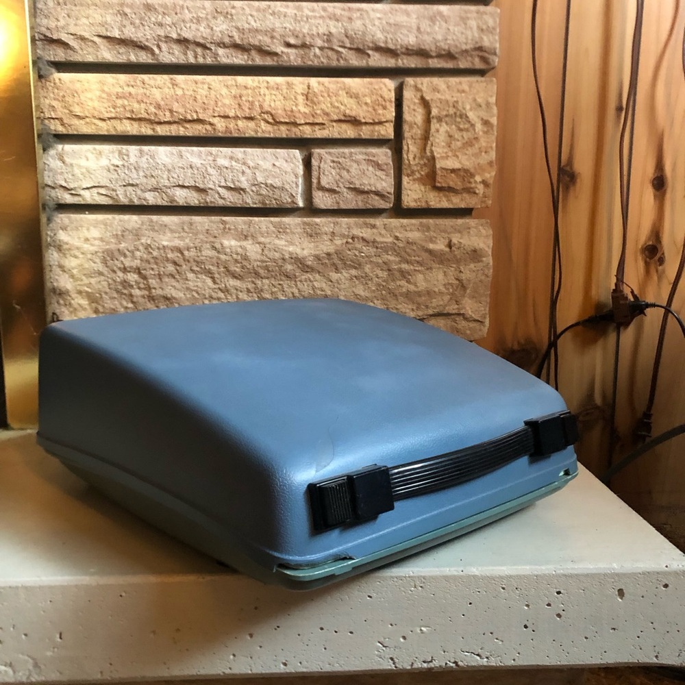 Remington Streamliner Typewriter in Mint Green - Picture 6 of 6